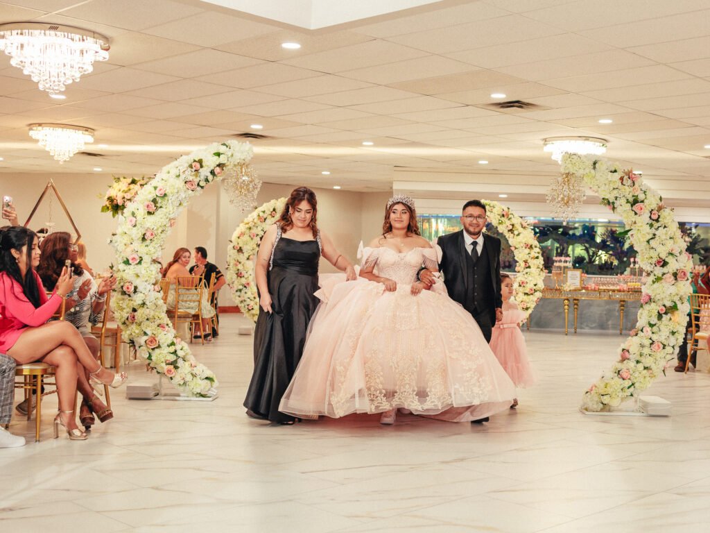 Gran entrada de Quinceañera en Elegance Salón de Eventos