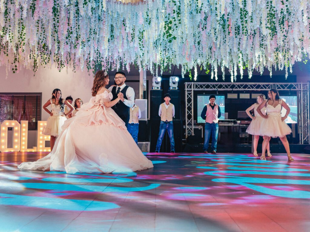 Quinceañera Waltz first dance en Elegance Salón