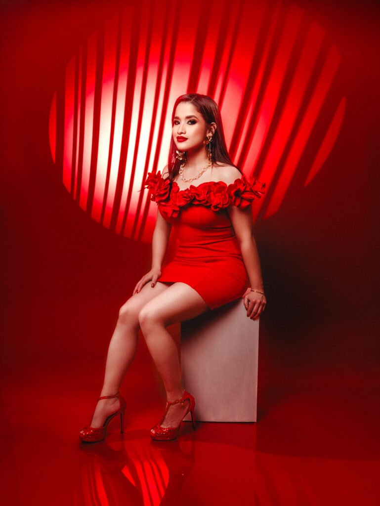 Retrato editorial de cumpleaños en Indianapolis, uso artístico de sombras y color rojo intenso estilo cinematográfico.